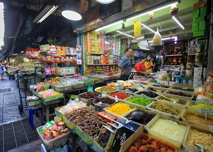 Mitr Yaowarat Road *
